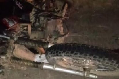 Así quedó la motocicleta en la que viajaban los jóvenes.