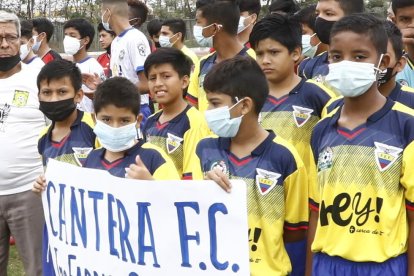Varios de los equipos que participan en la cancha de la Unemi de Milagro.