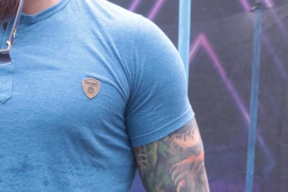 Encontró el amor en una colombiana que vive en Quito. Dice que ella no es conocida en la farándula y que van bien en la relación.