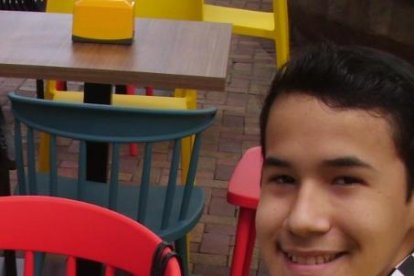 Los hermanos Samuel y Fernando Arce Navas jugando una partida en un centro comercial, donde buscan contagiar el amor por este deporte.