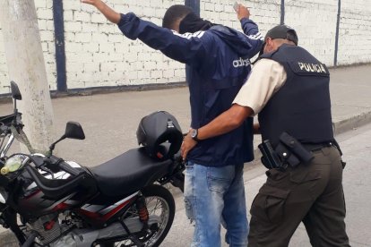 Un policía revisa a un conductor de motocicleta que circulaba por Mapasingue.