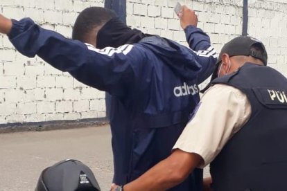 Un policía revisa a un conductor de motocicleta que circulaba por Mapasingue.