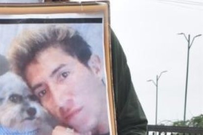 Yadira muestra la foto de su ñaño en una protesta que hicieron pidiendo justicia.