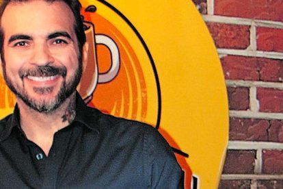 Estudia Comunicación en la UIDE. Toca guitarra con un grupo de raperos, A2H & Los Cuervos.