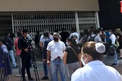 Los familiares y amigos de los reclusos de la Penitenciaría siguen indagando por la suerte de estos luego de la revuelta en la 'Peni'.