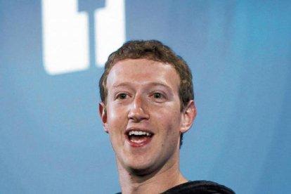 El creados de Facebook cae en la lista multimllonarios con la caída de sus plataformas.