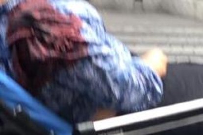 La herida fue embarcada en una ambulancia y llevada a un hospital.