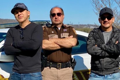 Gerardo Mejía y su pana Fausto Zúñiga flanquean al policía norteamericano Larry Pancake.