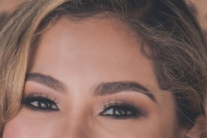 Le gusta usar el pelo rubio