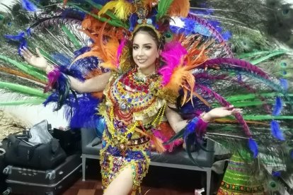 El traje típico de la joven deslumbró a los asistentes. Tenía miles de plumas, montarlo requería 10 minutos.