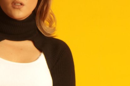 No se preocupa por cuidar mucho su look. Le gusta la ropa cómoda.