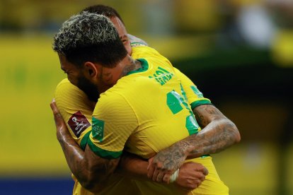 Gabriel Barbosa 'Gabi' (i) de Brasil celebra un gol con Neymar hoy, durante un partido por las eliminatorias sudamericanas entre Brasil y Uruguay para el Mundial de Catar 2022