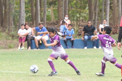 A Yamileth Troya (53) le gusta jugar fútbol con sus hermanos mayores Edwin y Stalin. Los tres están en el mismo equipo.