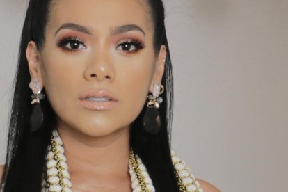 Es una cantante, actriz y presentadora de televisión ecuatoriana, conocida por formar parte del grupo musical femenino Kandela & Son.