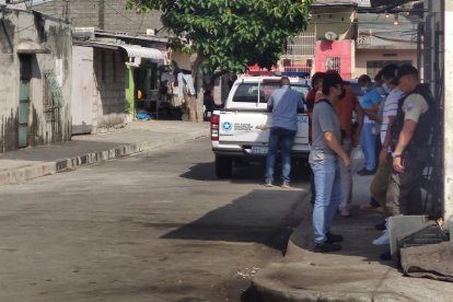 Policías llegaron a la zona para indagar el crimen. Según información preliminar, el ciudadano habría recibido cuatro disparos.