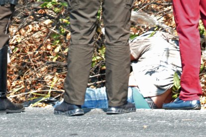 El cuerpo quedó tendido en las faldas de un cerro del oeste de Guayaquil.
