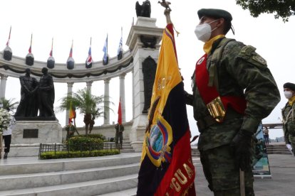Los militares rindieron tributo al Escudo Nacional en una ceremonia cívica realizada en el hemiciclo de La Rotonda.