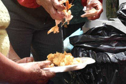 Varias personas se sentaron junto a las tumbas para alimentarse.