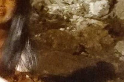 Aferrada al cuerpo de su vástago, la señora le pedía que se levante.