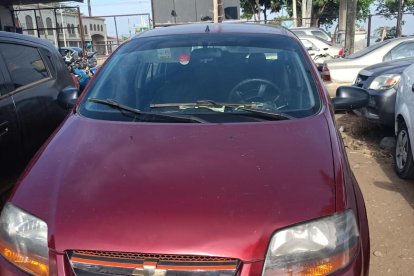 El carro estaba en poder de dos sujetos que no pudieron justificar su posesión.