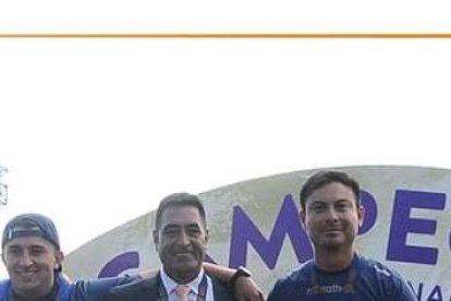 Nelson Tapia (centro y de terno) logró subir al Libertad de Loja a la serie B.