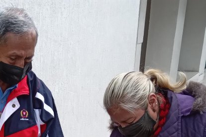 María Chugchilán llegó con comida para entregarla a sus parientes.