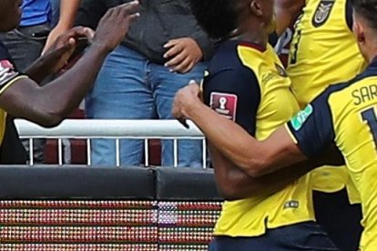 Jugadores de Ecuador celebran un gol de Piero Hincapie.