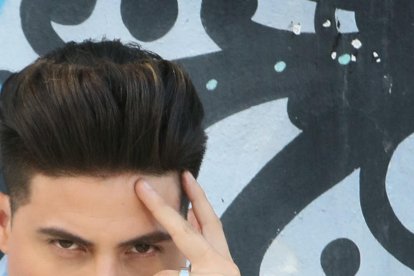 El actor de televisión se encuentra con su novia Elizabeth Cader en El Salvador.