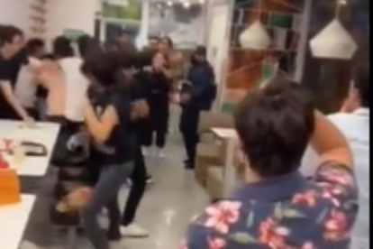 Los jóvenes se trancaron puñete en un restaurante.
