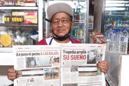 Doña Eva sostiene feliz las páginas que le revelaron su premio, una 'gamba'.