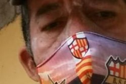 Con todo y varicela, a Enrique le ‘pican los dedos’ para desprender las páginas 2-3 y volver a ganar otro billetito.