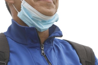 El profesor Jhonny Morales viendo a su hijo en el estadio de Valdez.