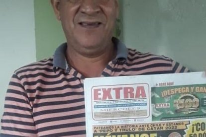 Roosevelt Bustamante muestra el ejemplar que le llegó premiado.