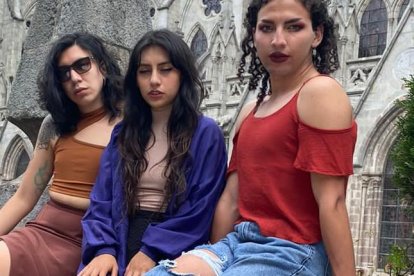 Frank Gómez (de café) junto a sus amigas se fotografían en el templo.