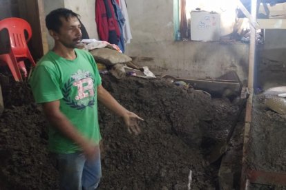 Un morador afectado por el derrumbe de esta madrugada enseña como quedó el interior de su vivienda.