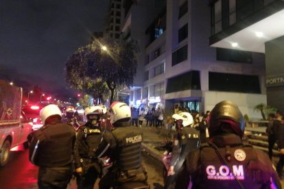 La Policía despejaba las aglomeraciones que se formaron en la avenida.