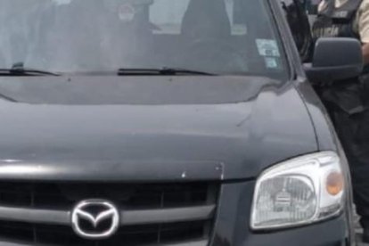 policías en la gasolinera donde habría ocurrido el plagio de un hombre.