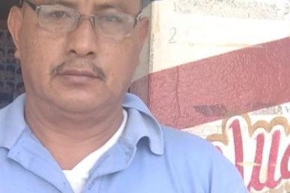 Muestra el periódico ganador.