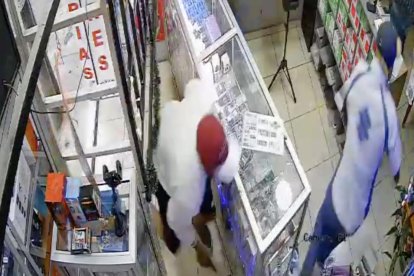 Uno de los individuos se hizo pasar como cliente. Luego ingresó otro compinche para irrumpir en la zona interna del local. Otros tres sujetos los esperaban en el exterior y, además, había un campanero.