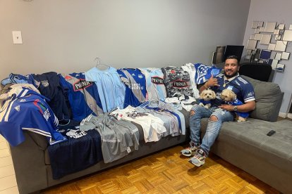 Redrovan se fue a vivir a Alemania y luego a Estados Unidos, pero su amor por el Bombillo es tan grande, que tiene una colección de camisetas y hasta sus mascotas son azules.