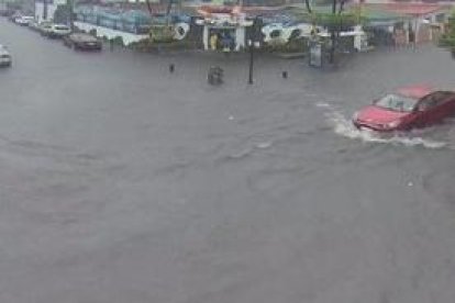 Urdesa, Av Víctor Emilio Estrada y Laureles.