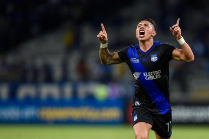 Joao Rojas seguirá en Emelec para la temporada 2022, por ahora está de polémica con Junior Sornoza.



Ecuador's Emelec Joao Rojas celebrates after scoring against Brazil's Cruzeiro during their 2019 Copa Libertadores football match at Mineirao Stadium, in Belo Horizonte, Brazil, on May 8, 2019. / AFP / DOUGLAS MAGNO FBL-LIBERTADORES-CRUZEIRO-EMELEC.