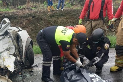 Así quedó el auto siniestrado. Junto a él el cuerpo de la víctima.
