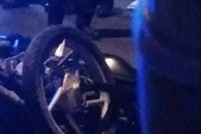 La motocicleta quedó virada y a un lado el cuerpo.