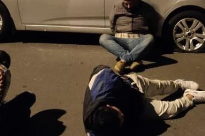 Los sospechosos chocaron contra el bordillo de la calle mientras intentaron escapar.