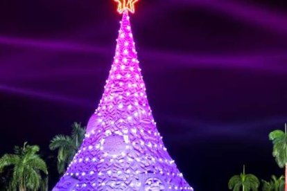 Durante 12 años este árbol navideño hecho de arena es orgullo de los habitantes de West Palm Beach, Florida.