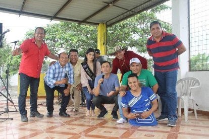Hugo Vera, Ufredo Borbor, Wilson Muñoz, Salma Vera (reina de Naranjal) y Roberto Bonafont, Jerson Ruiz de EXTRA, Ángel Mora y Yili Javier presentes en la fiesta.
