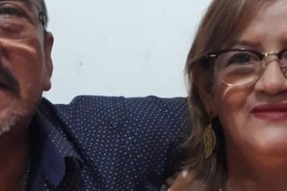 Mirna y su esposo Carlos, quien le ayudó a despegar las páginas.