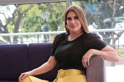 Es una poeta, modelo, abogada y política ecuatoriana.