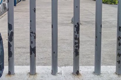 Un día después de la matanza, los familiares esperaban afuera de la morgue.